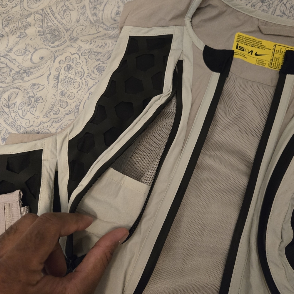 Nike ISPA NRG Modular Utility Pocket Vest – Light Bone FV4899‑072 – Men’s S - Picture 8 of 12